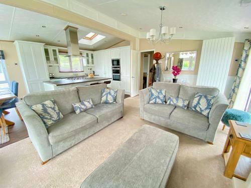 Wildflower, Premium Plus Hot Tub Lodge