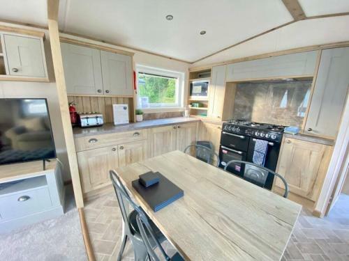 Burford, Hot Tub Lodge