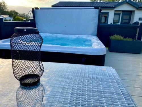 Burford, Hot Tub Lodge