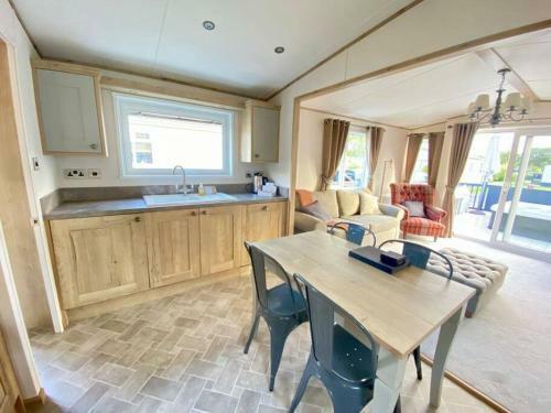 Burford, Hot Tub Lodge