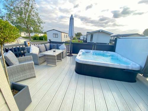 Burford, Hot Tub Lodge