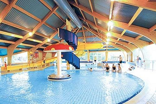 Burford, Hot Tub Lodge