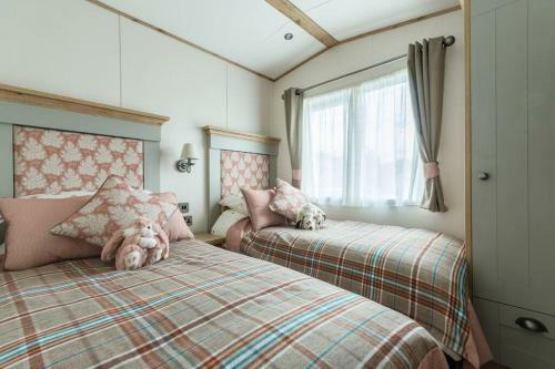 Burford, Hot Tub Lodge