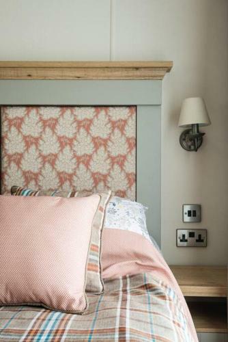 Burford, Hot Tub Lodge