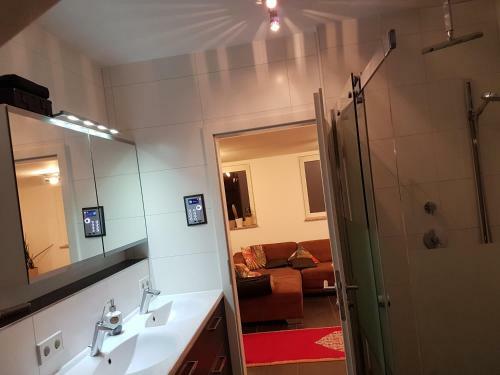 Apartamento 3,5 Zimmer Hochwertig Eingerichtete Dachgeschosswohnung