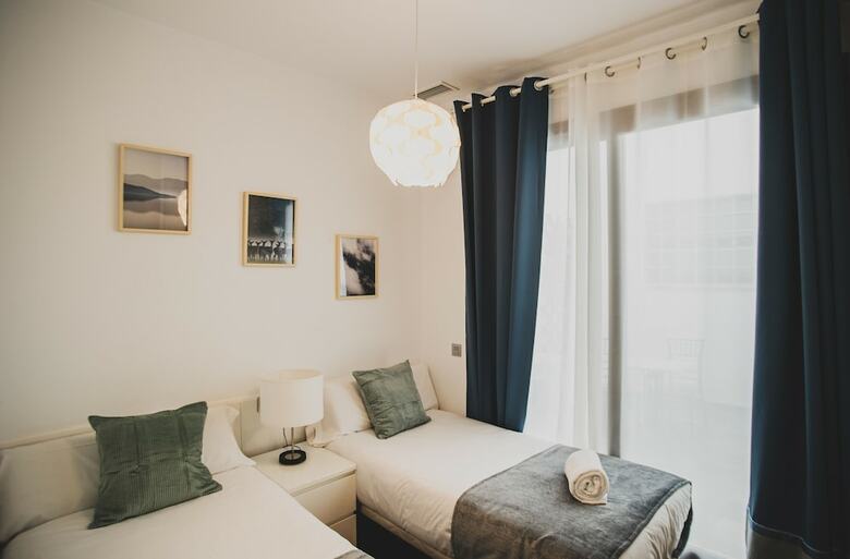 Apartamentos Azz Sevilla Torre De La Plata