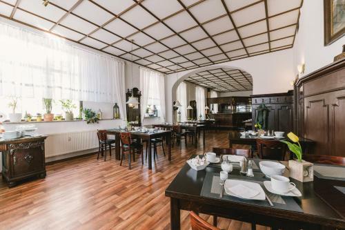 Hostal Menzels Gastst�tte & Pension Drehscheibe