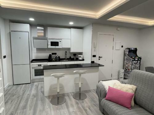 Apartamento Nuevo Con Patio, Situado En El Centro.