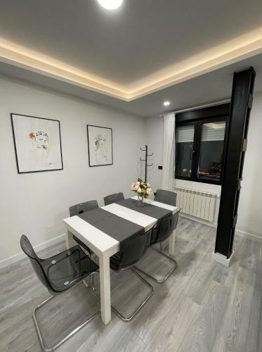 Apartamento Nuevo Con Patio, Situado En El Centro.