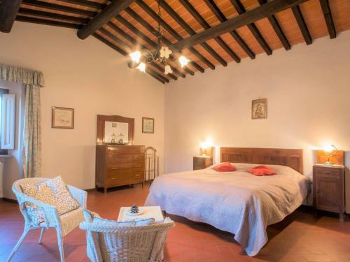 Rustic Apartment In Castelfiorentino With Swimming Pool