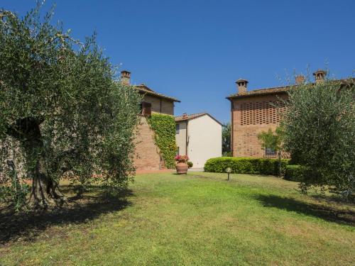 Splendid Farmhouse In Castelfiorentino With Garden