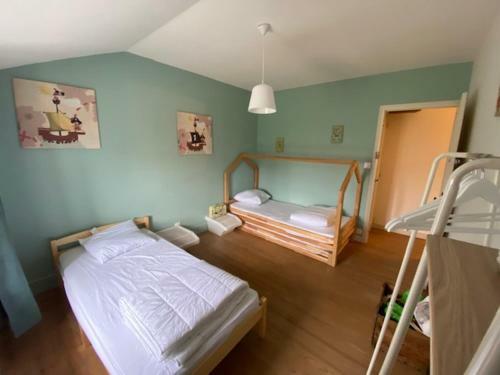 Une Mara�chine En Bord De Conche Avec Barque Sans Linge De Maison