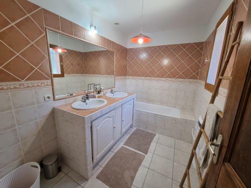 Villa Dans Le Lub�ron Avec Piscine Chauff�e Sans Vis � Vis