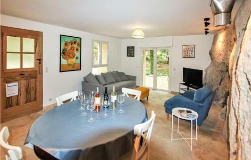 Amazing Home In Apt With 2 Bedrooms