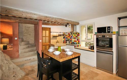 Amazing Home In Apt With 2 Bedrooms
