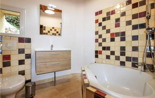 Amazing Home In Apt With 2 Bedrooms