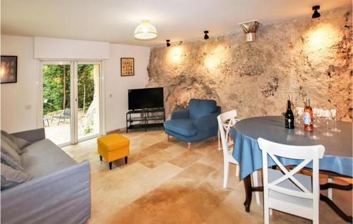 Amazing Home In Apt With 2 Bedrooms