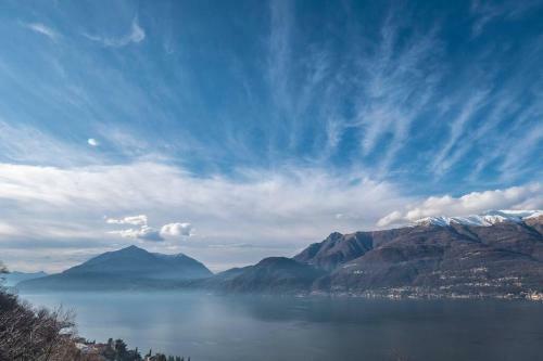 Beautiful Poolside And Stunning Lake View Gardenia