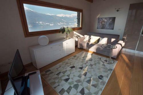Magic Lake View With Beautiful Pool Area (camelia)