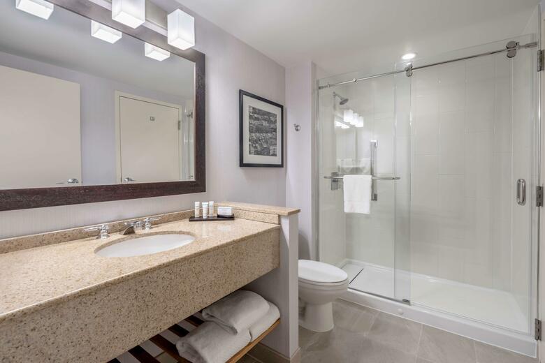 Hotel Embassy Suites Logan Airport
