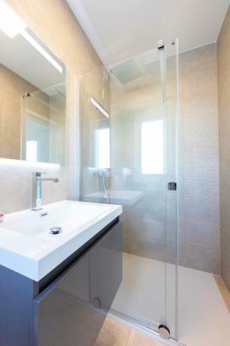 Luxurious Sea View Villa Outside Infinity Pool - Heated Indoor Pool