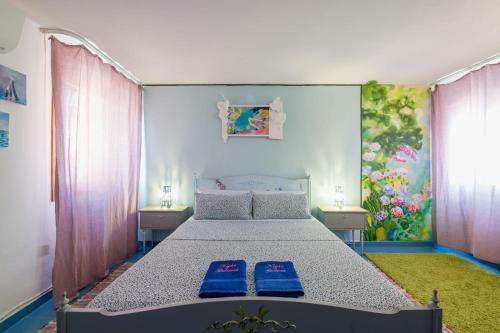 Night Galleria - Bed & Art