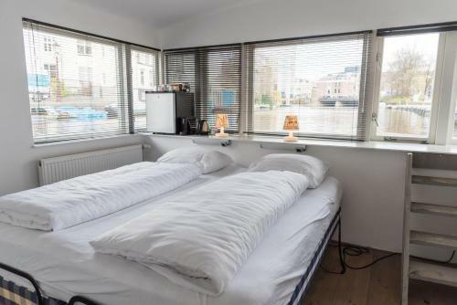 Bed & Breakfast Houseboat Next To Amstel