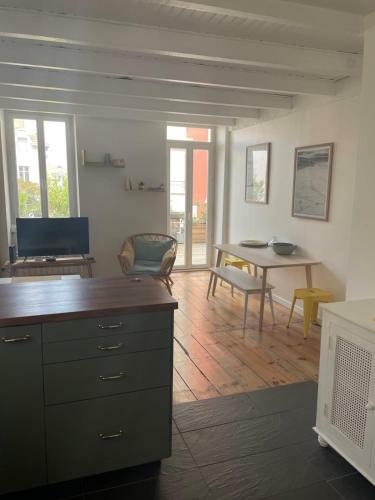 Apartamento Charming Apt With Terrace Near The Beach