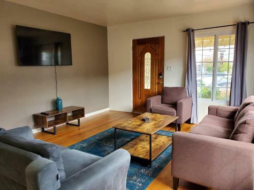 Family Friendly Suburban Home- 5mi To Downtown!