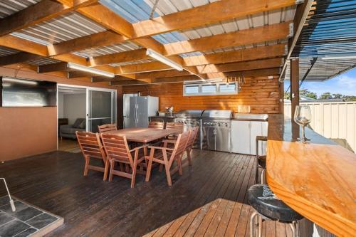 Ultimate Coastal Boaties Escape/lemon Tree Passage