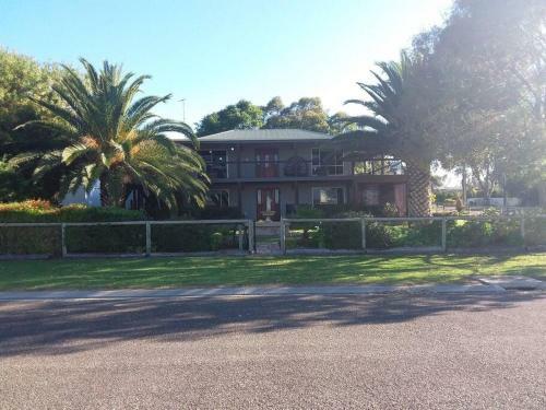 Family Friendly, Peaceful Paradise Facing Lagoon