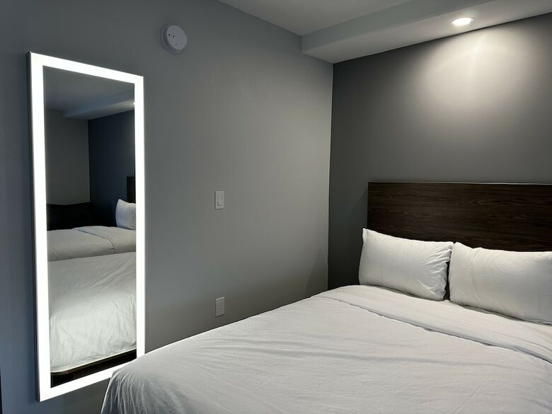 Chateau Regina Hotel And Suites