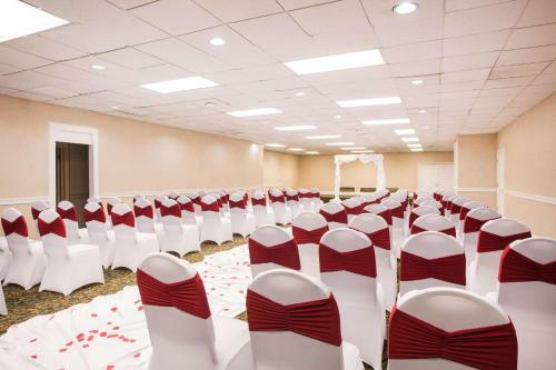 Hotel Ramada Inn And Conference Center
