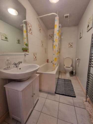 Lovely 2 Bedroom Apartment With Private Parking