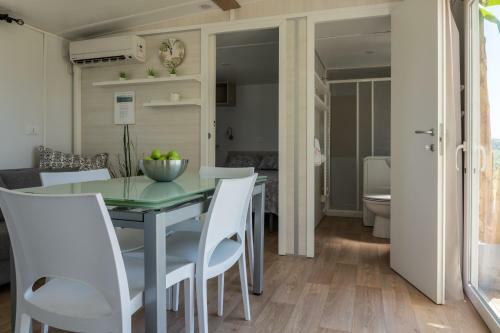 Sunny Cottage - Tiny Holiday Home