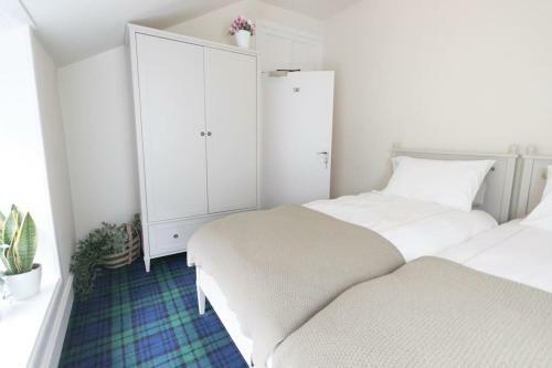 Rossmay House - 4 Bedroom Scottish Villa With Waterfront / Mountain Views