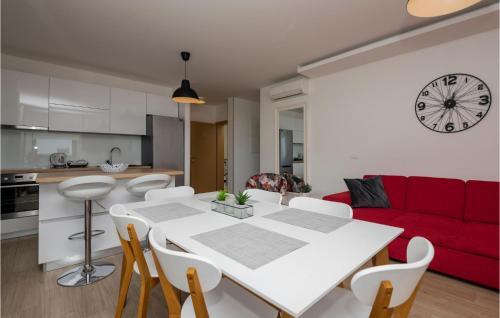 Stunning Apartment In Baska Voda With 2 Bedrooms