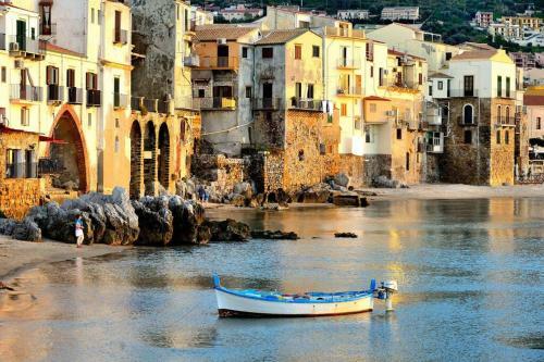 Casa Sul Mare E Sul Lavatoio Medievale A Cefal�