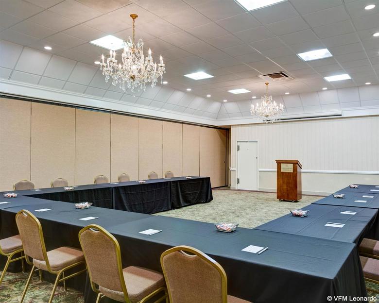 Hotel Clarion Inn & Suites Conference Center