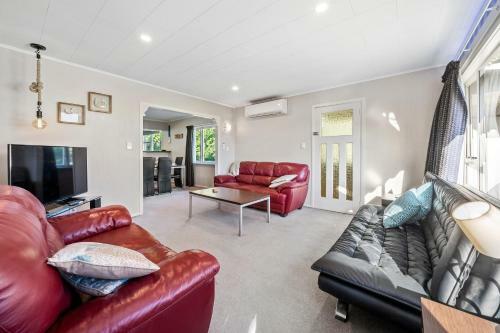 Kiwi Beach Bach - Paraparaumu Beach Holiday Home