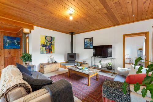 Tui Song Lodge - Raglan Holiday Home