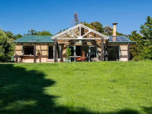 Golden Paradise - Rangihaeata Holiday Home