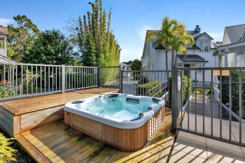 Jandal House - Russell Holiday Home