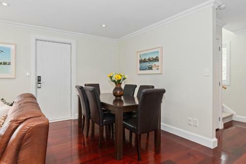 Jandal House - Russell Holiday Home
