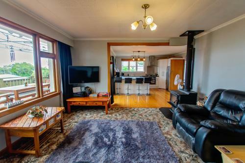 Chime Cottage - Riverton Holiday Home