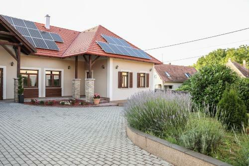 Hostal Szarvas Apartman - Jakuzzis Vend�gh�z M�ny