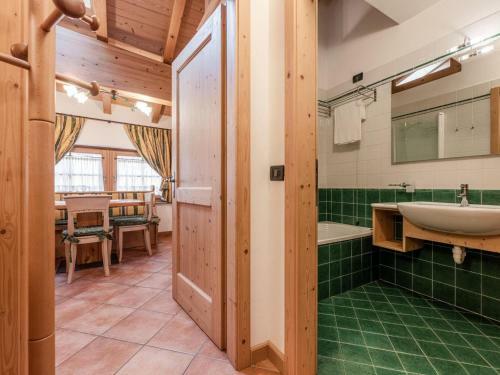 Charming Apartment In Commezzadura With Garden