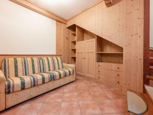 Charming Apartment In Commezzadura With Garden