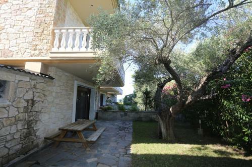 Villa Argo 3 - Beachfront, Big Gardens, Location!