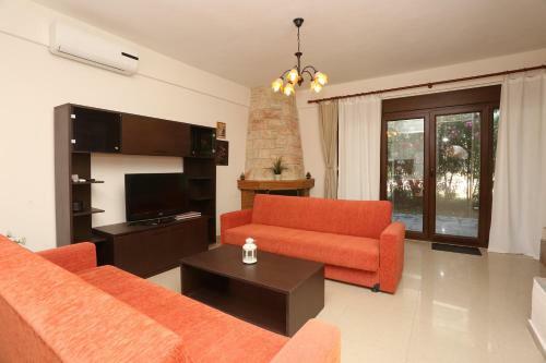 Villa Argo 3 - Beachfront, Big Gardens, Location!